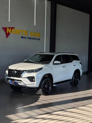 TOYOTA HILUX SW4 2.8 D-4D TURBO DIESEL SRX 7L 4X4 AUTOMÁTICO